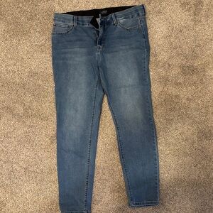 Women's Skinny Stretch Jeans in Mid Blue